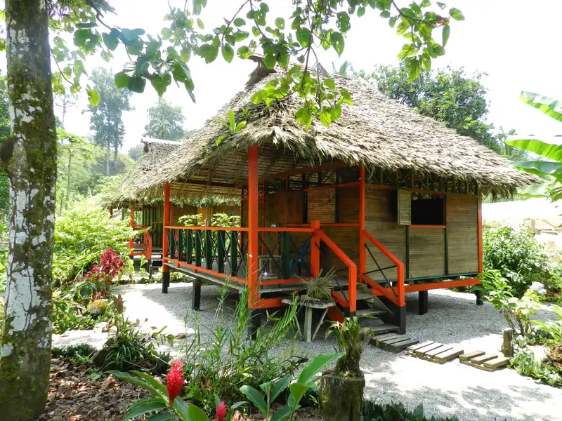 La Joviseña - vista cabaña de madera rodeada de jardín